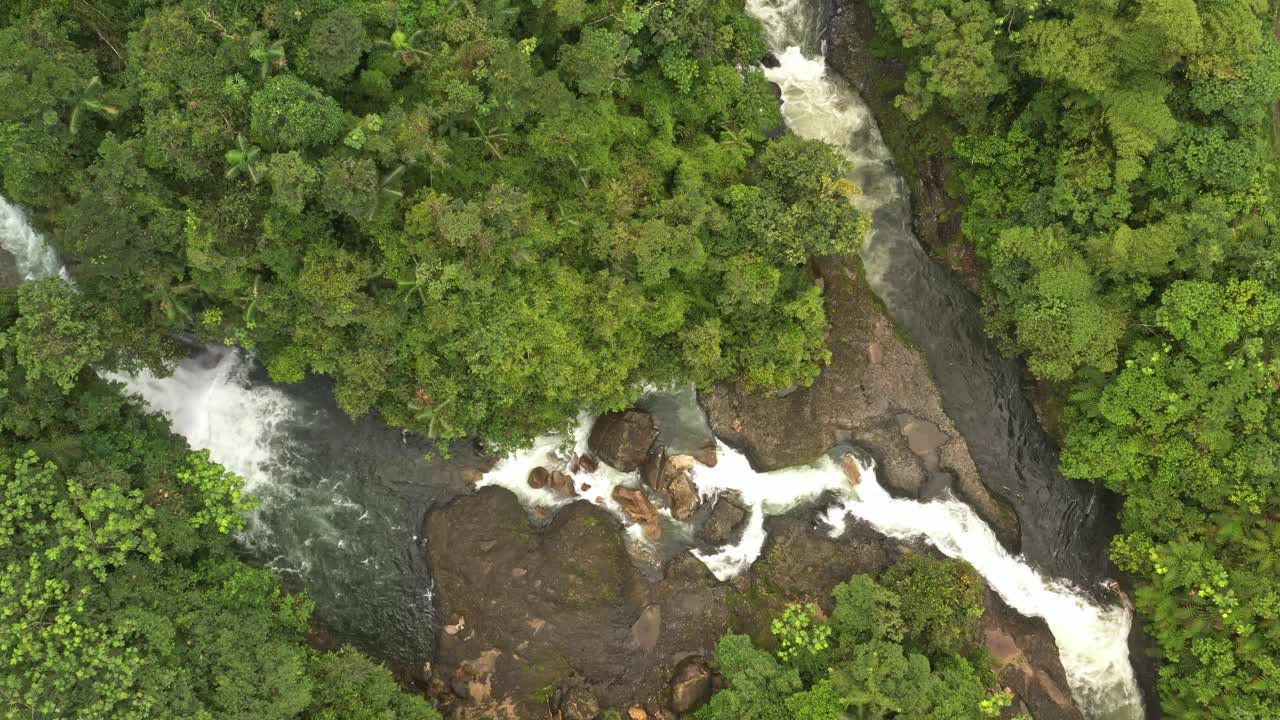 景观瀑布Cascadas Rio Hollin在厄瓜多尔，美丽的瀑布在霍林河在厄瓜多尔亚马逊山麓的安第斯山脉。有河流、瀑布和安第斯山林的景色视频下载