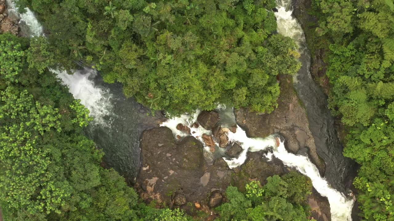 景观瀑布Cascadas Rio Hollin在厄瓜多尔，美丽的瀑布在霍林河在厄瓜多尔亚马逊山麓的安第斯山脉。有河流、瀑布和安第斯山林的景色视频下载