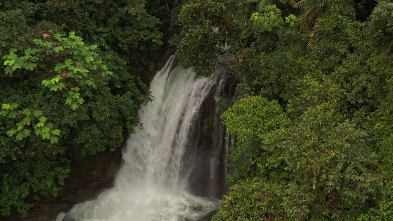 景观瀑布Cascadas Rio Hollin在厄瓜多尔，美丽的瀑布在霍林河在厄瓜多尔亚马逊山麓的安第斯山脉。有河流、瀑布和安第斯山林的景色视频下载