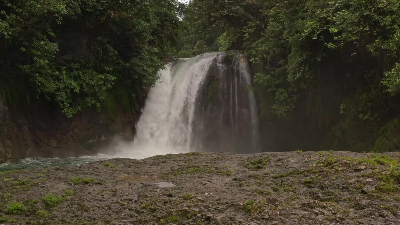 景观瀑布Cascadas Rio Hollin在厄瓜多尔，美丽的瀑布在霍林河在厄瓜多尔亚马逊山麓的安第斯山脉。有河流、瀑布和安第斯山林的景色视频下载