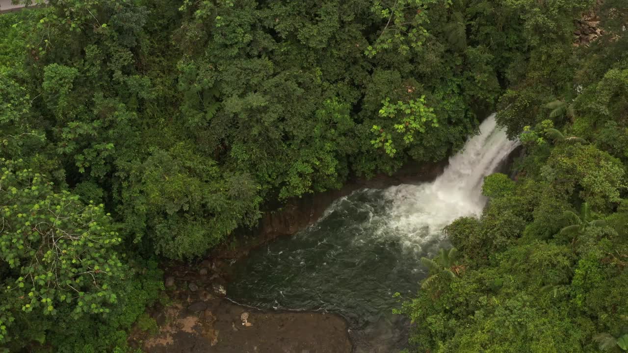 景观瀑布Cascadas Rio Hollin在厄瓜多尔，美丽的瀑布在霍林河在厄瓜多尔亚马逊山麓的安第斯山脉。有河流、瀑布和安第斯山林的景色视频下载