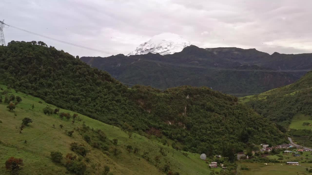 厄瓜多尔的安提萨纳火山，从帕帕拉塔村看，山顶上有雪，周围有绿色的森林，景观摄影，空中俯瞰平流层火山，山顶上有绿色的森林和雪帽视频下载