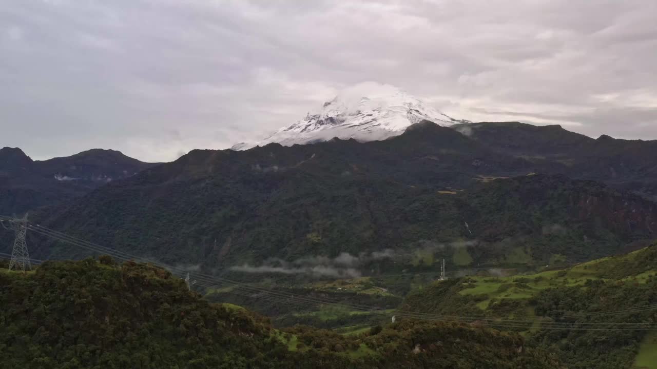 厄瓜多尔的安提萨纳火山，从帕帕拉塔村看，山顶上有雪，周围有绿色的森林，景观摄影，空中俯瞰平流层火山，山顶上有绿色的森林和雪帽视频下载