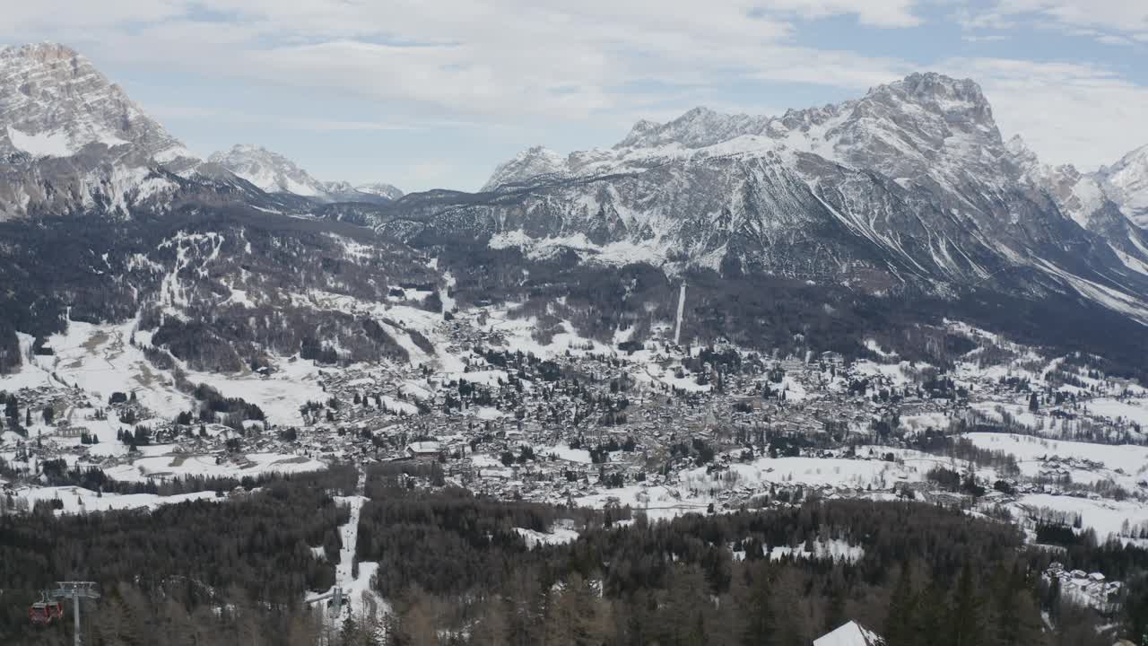 山区崎岖的冬季景观科尔蒂纳丹佩佐滑雪胜地白云石。空中视频素材