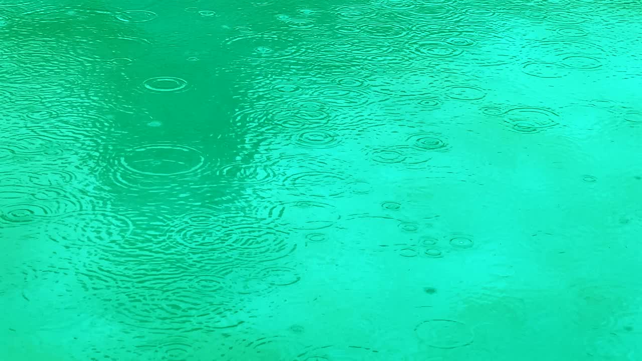 雨滴落在平静的湖面上视频素材