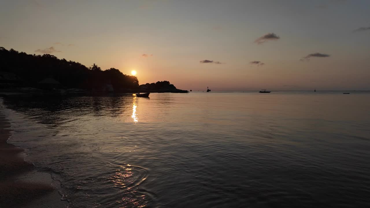 泰国涛岛宁静的海岸，拍摄于日落时分，傍晚的阳光反射在水面上。旅行和度假的写照。视频素材