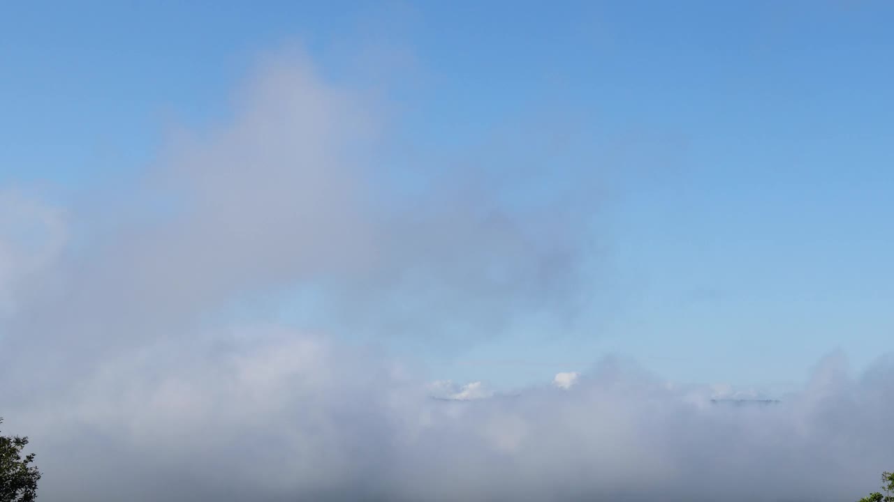 山峰上空云层的延时拍摄视频素材