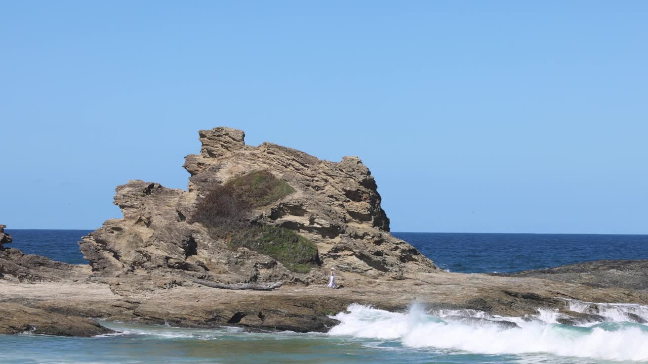 海浪冲击岩石海岸线视频素材