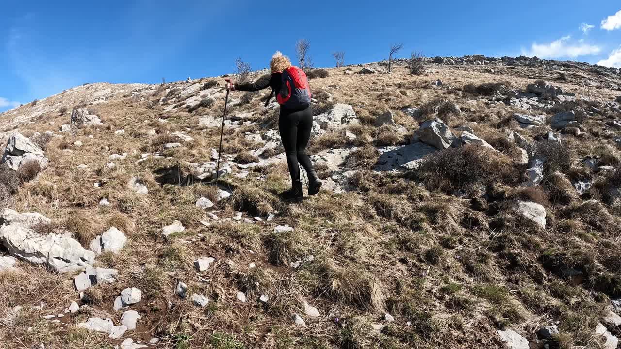 一对在山脊上徒步旅行的成熟夫妇视频下载