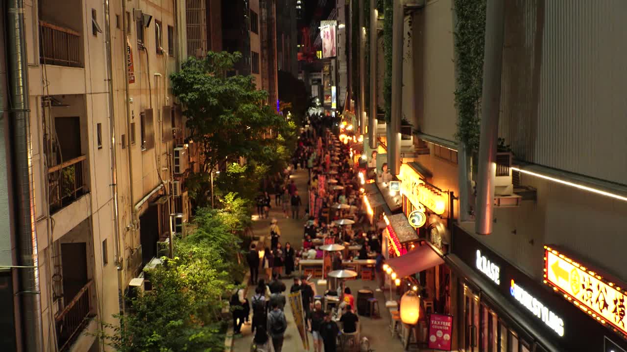 日本，东京:居酒屋街的夜景。视频素材