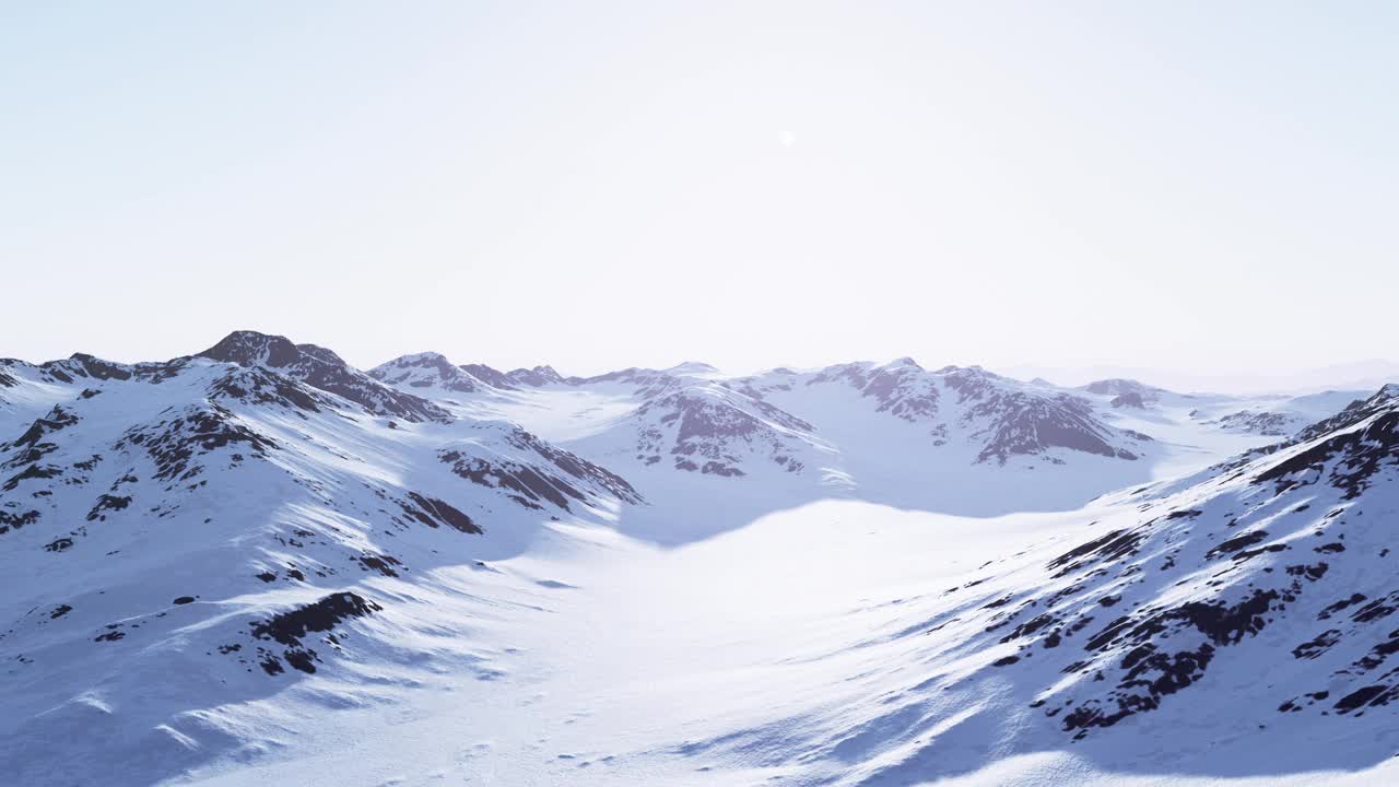 雄伟的白雪覆盖的山映衬着湛蓝的天空视频素材