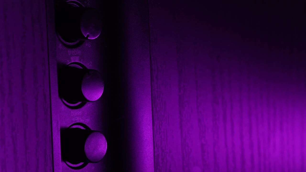 音量和音调控制的音乐扬声器在紫光视频素材