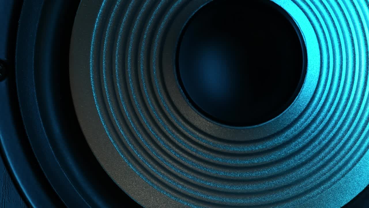 在蓝光下播放音乐的音频系统中的移动扬声器视频素材