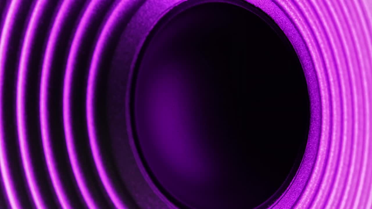 在播放紫光的音频系统中移动扬声器视频素材