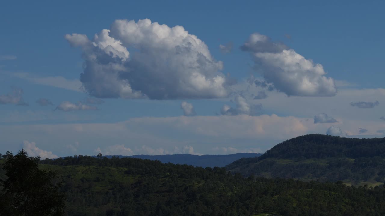 山峰上空云层的延时拍摄视频素材