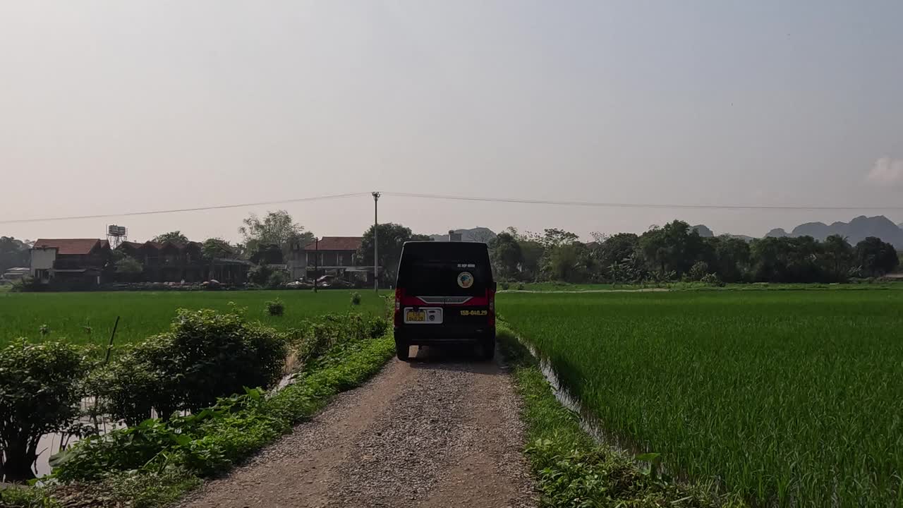 乡村道路上的车辆旅程视频素材