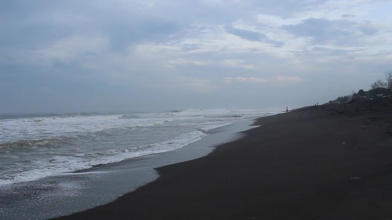 海滩上的浪花在沙滩上泛起泡沫视频素材