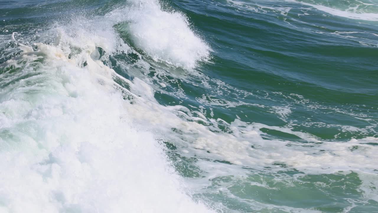 海浪撞击岩石视频素材