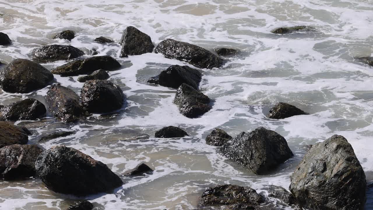 湍急的水流过岩石河床视频素材