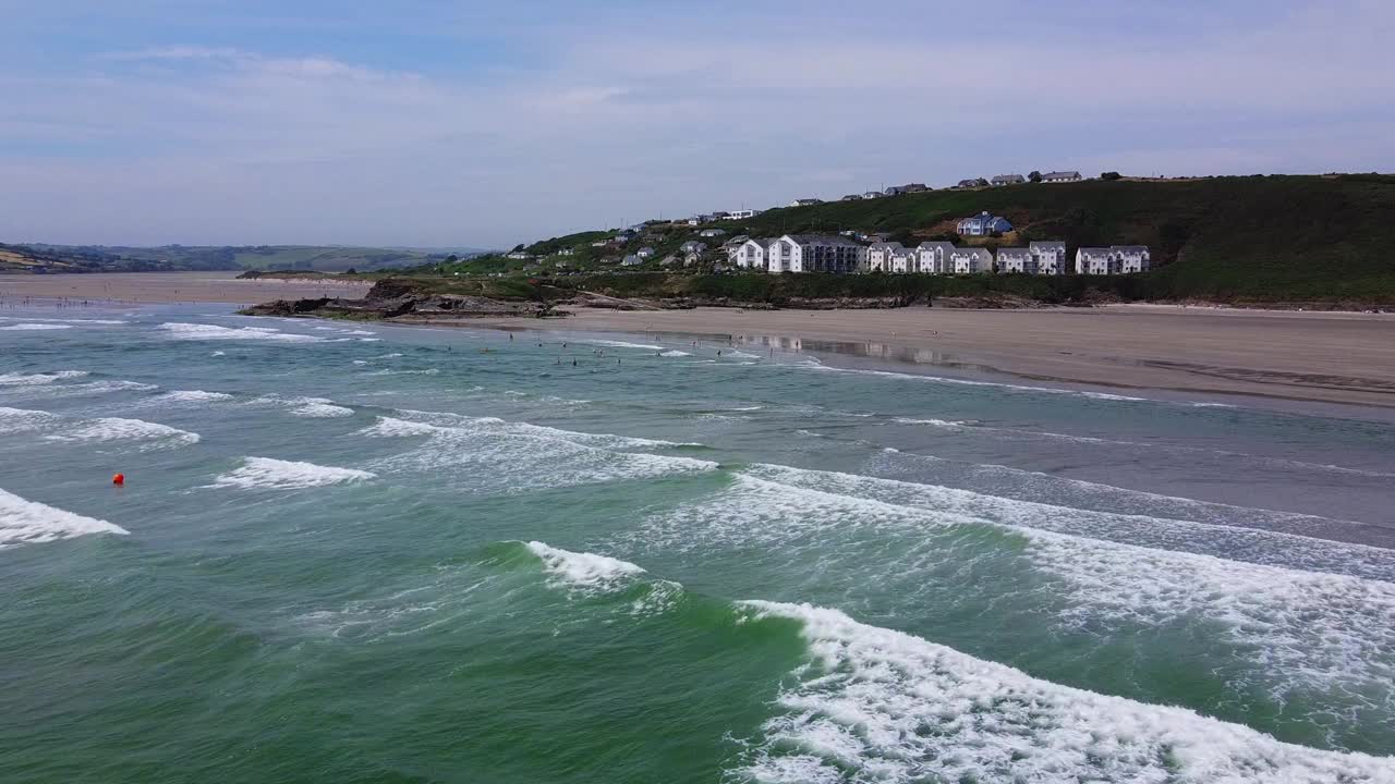 海浪翻滚在爱尔兰海岸，海景。大西洋水面上的白色泡沫，俯视图。沙滩，无人机录像。视频素材