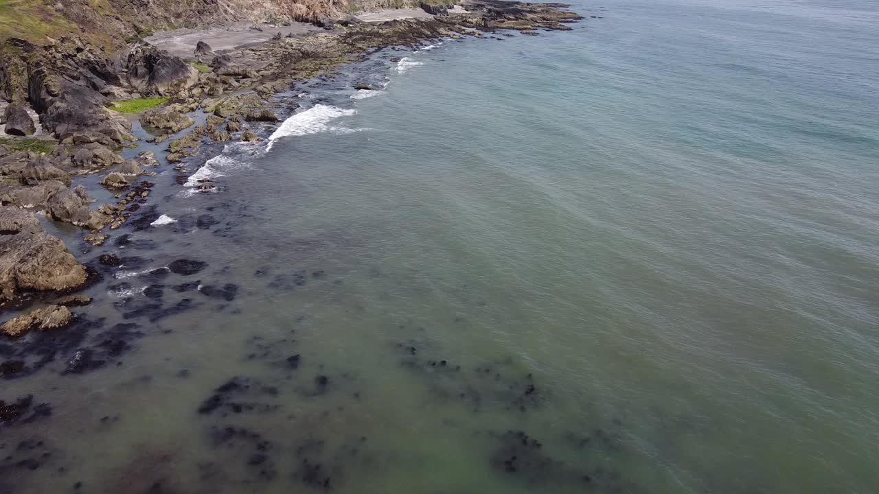 礁石对海，滨景。海滨景观，大西洋。海水无人机视频。视频素材