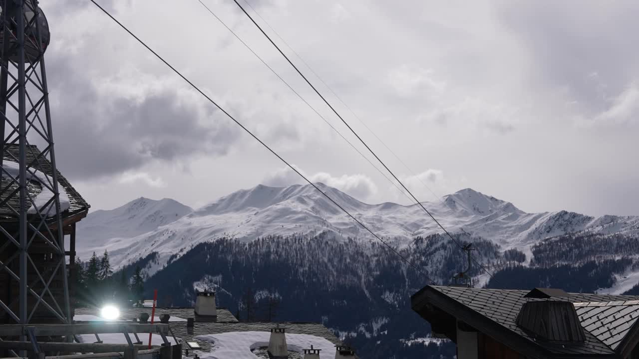 滑雪缆车和小镇在山上。滑雪缆车的交通滑雪者和滑雪板视频素材