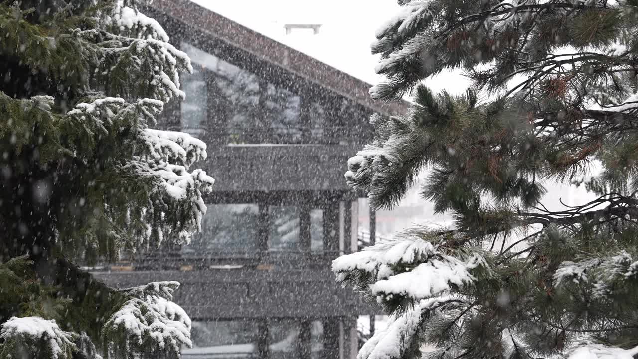 冬季仙境。阿尔卑斯山的小村庄正在下雪。视频素材