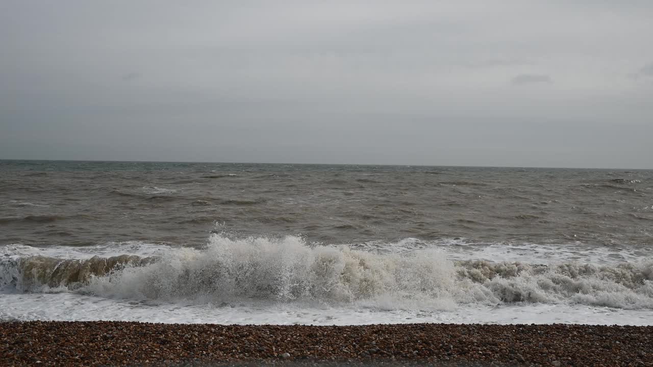 在暴风雨的天空背景下，海浪冲击着海岸视频素材