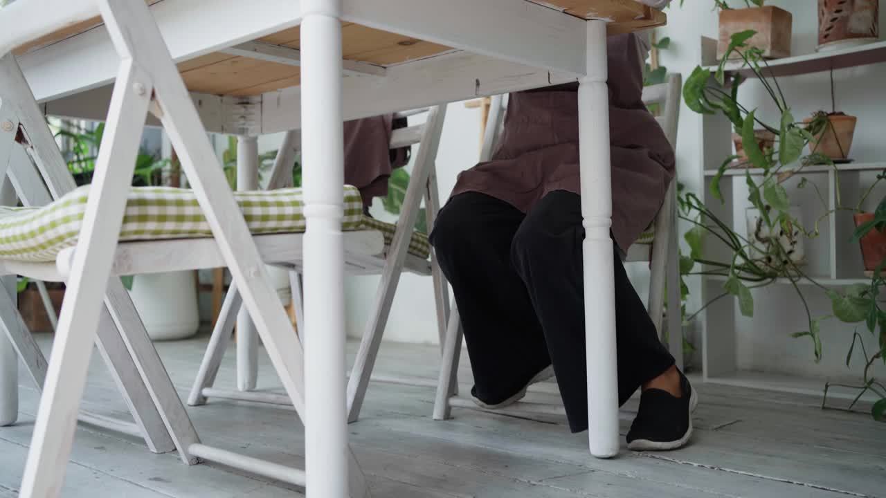 植物店老板在盘点存货时打电话视频素材