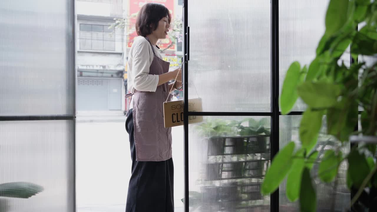 植物店老板向带着植物来到店里的顾客打招呼视频素材