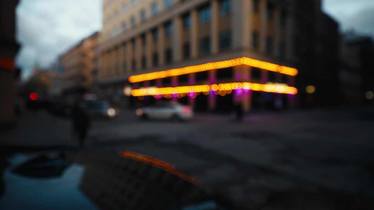 夜景:城市街道的夜景，建筑模糊在背景中，唤起城市夜生活的活力视频素材