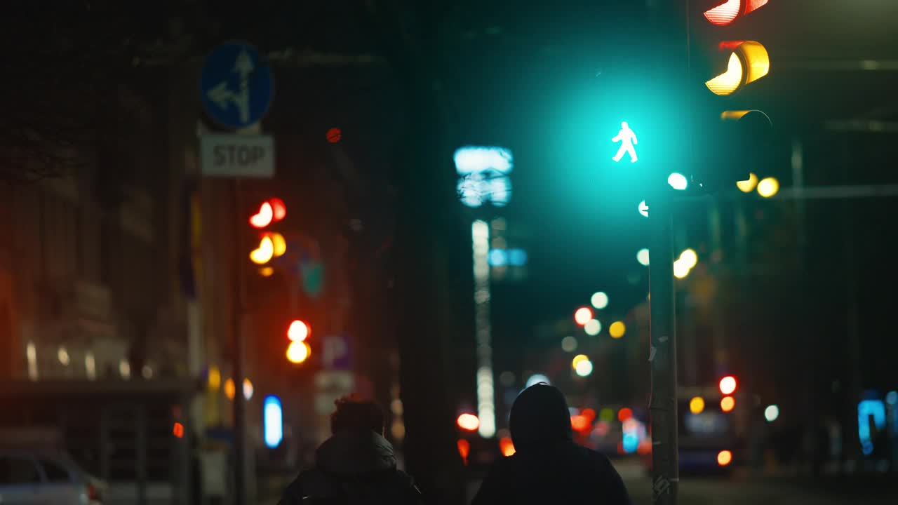 模糊的街道形象，午夜在一个大都市的绿色交通信号灯视频素材