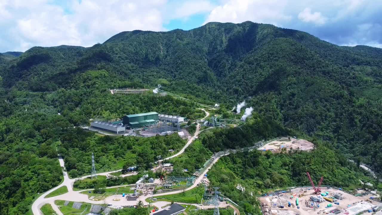 山区地热发电厂鸟瞰图。视频素材