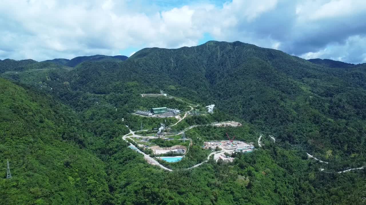 山区地热发电厂鸟瞰图。可再生能源视频素材