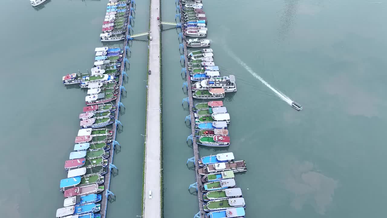 越南下龙市港口的船只鸟瞰图视频素材