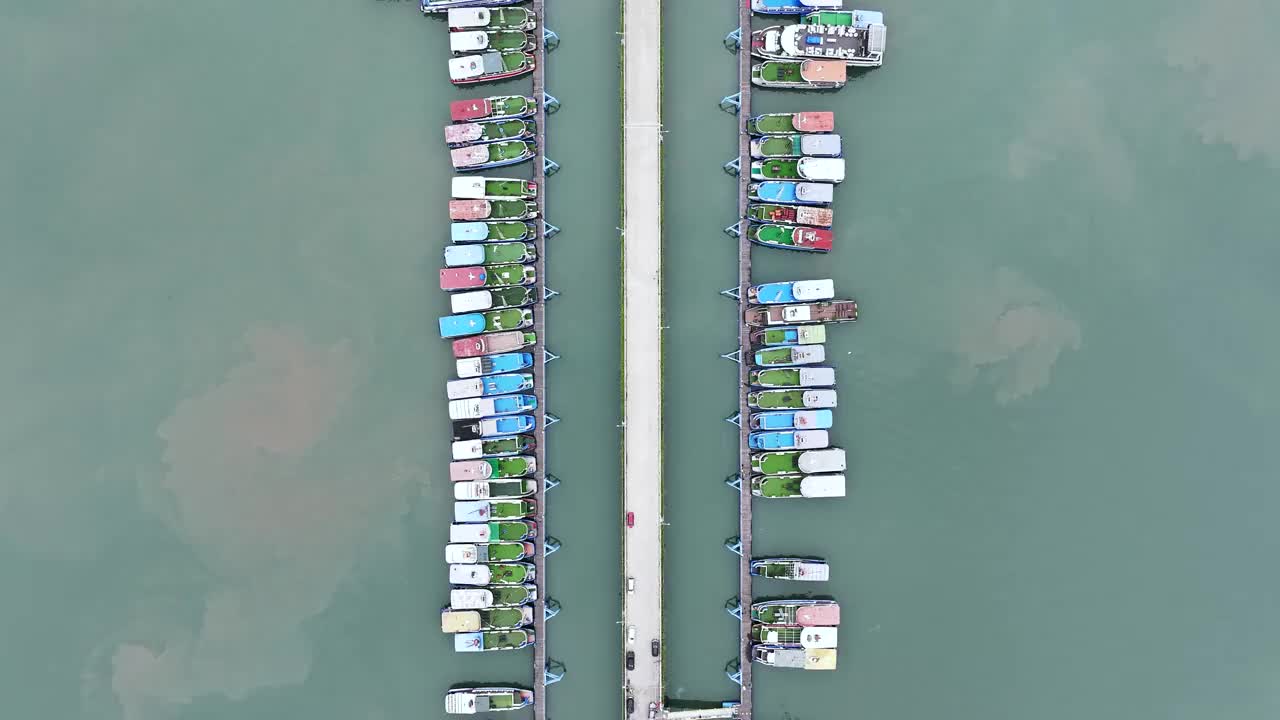 越南下龙市港口的船只鸟瞰图视频素材