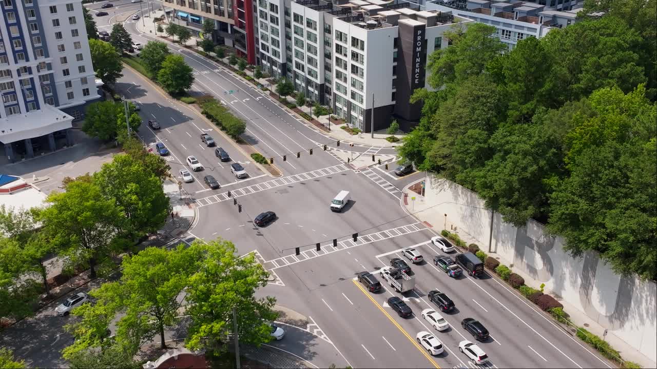 在城市建筑物中的街道上的车辆-空中无人机拍摄视频素材