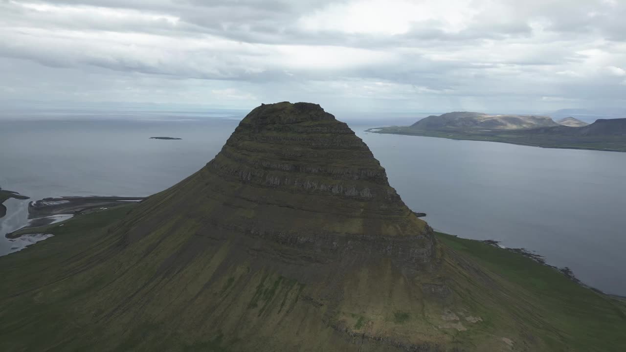 无人机飞行显示Grundarfjörður峡湾后面的标志性Kirkjufell山视频素材