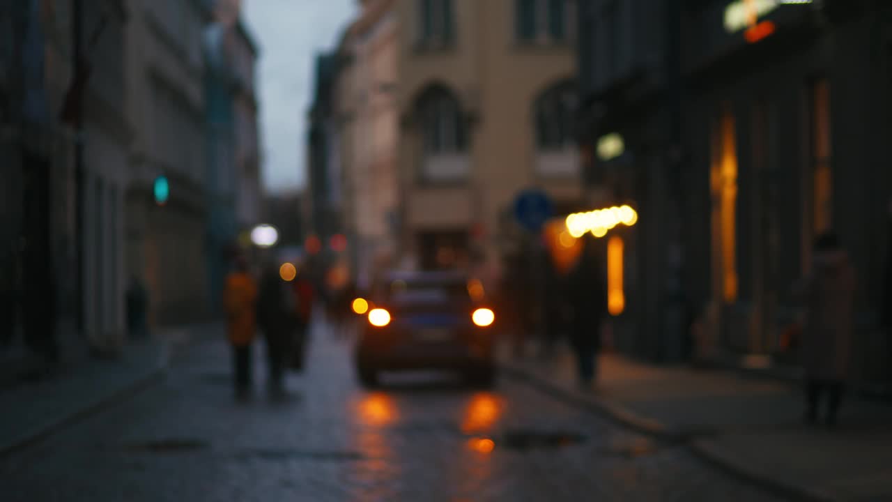 夜晚的城市景象，汽车在模糊的街道上行驶，被汽车照明视频素材