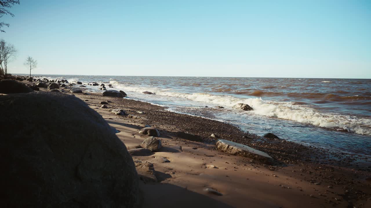 这是一张模糊的海滩图像，海浪拍打，天空多风视频素材