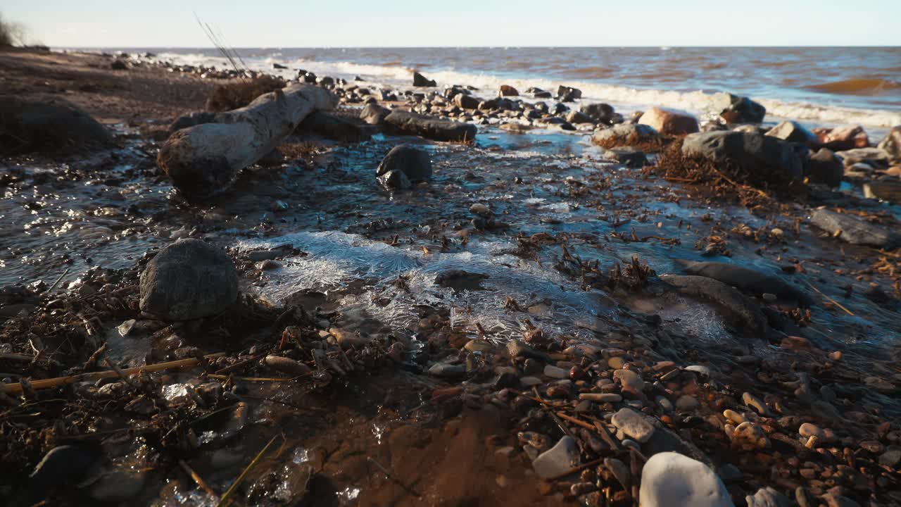 岩石海滩与水体背景，在开阔的天空与地平线视频素材