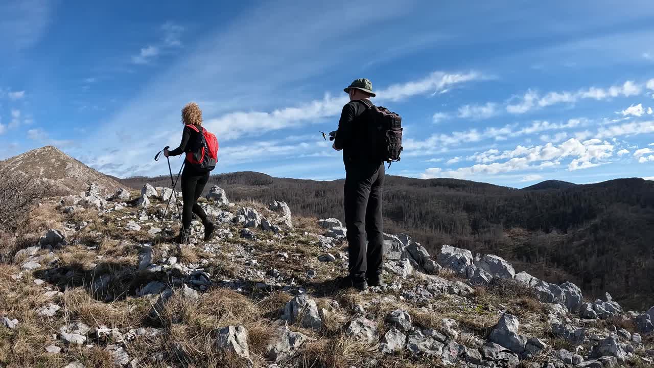 一对夫妇徒步旅行和驾驶无人机视频素材