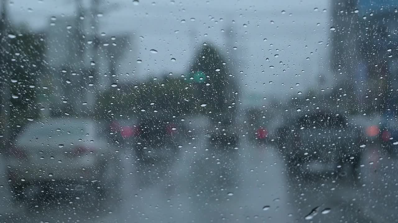 汽车在下雨天行驶在路上视频下载