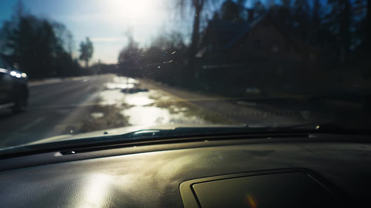 从驾驶员座位上看到的道路:街道上的交通视频素材