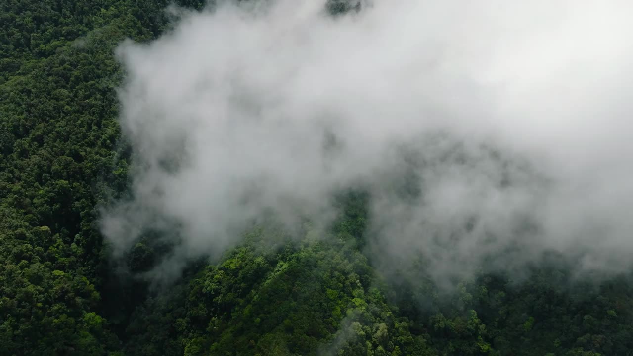 菲律宾卡米金的热带山脉。视频素材