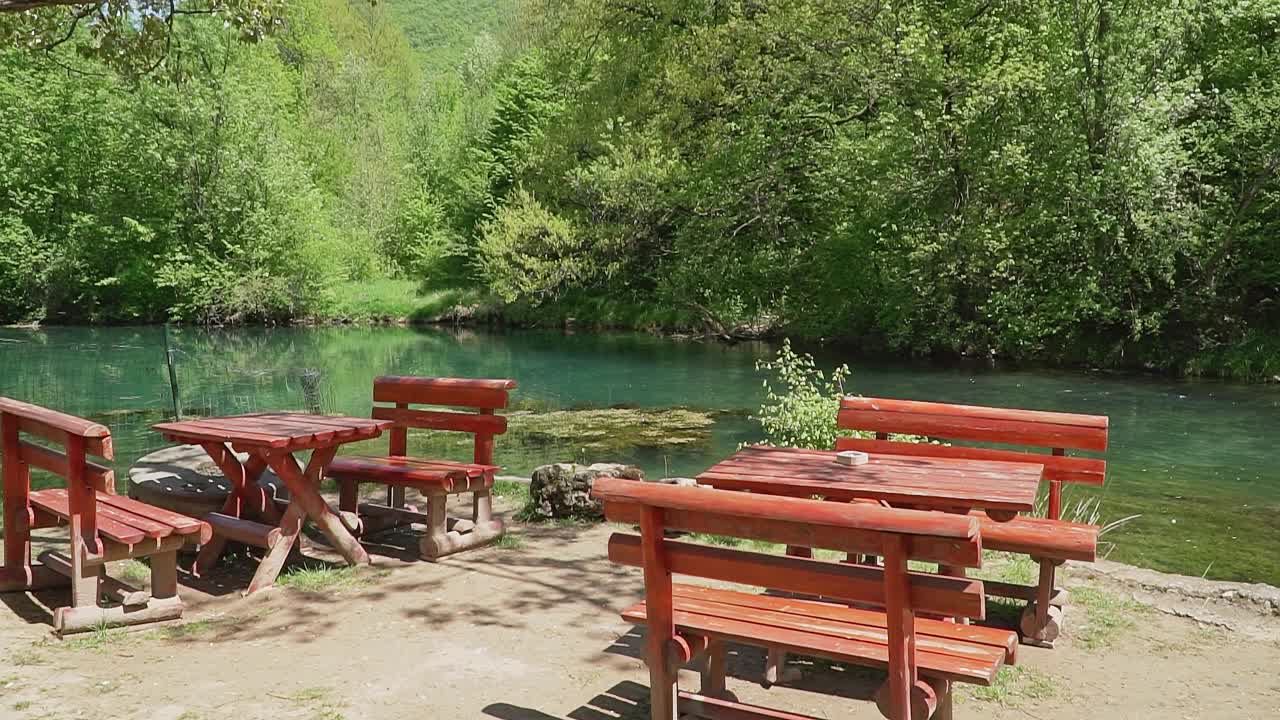 在美丽的克鲁帕伊斯科湖岸边，有木制桌椅的野餐区视频素材