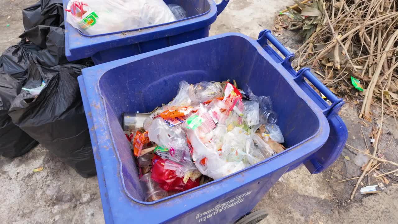 街道垃圾桶:废物和塑料污染视频素材