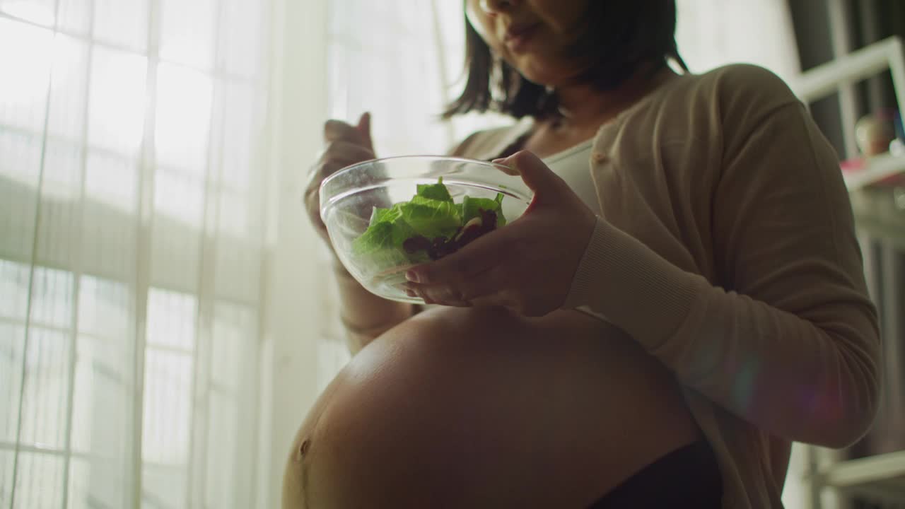 孕妇食用有机沙拉健康食品视频素材