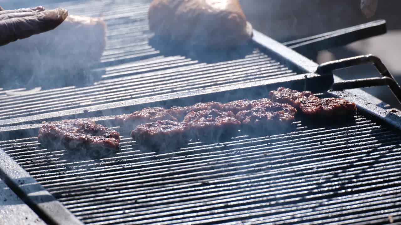 在危险的蓝烟中烧烤的扁平肉丸视频下载