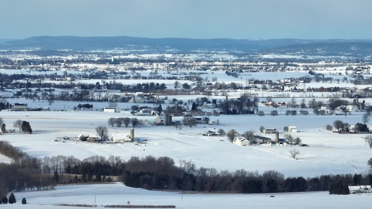 空中景观拍摄的农村农场覆盖在雪。冬天的兰开斯特县阿米什人聚居地。视频素材